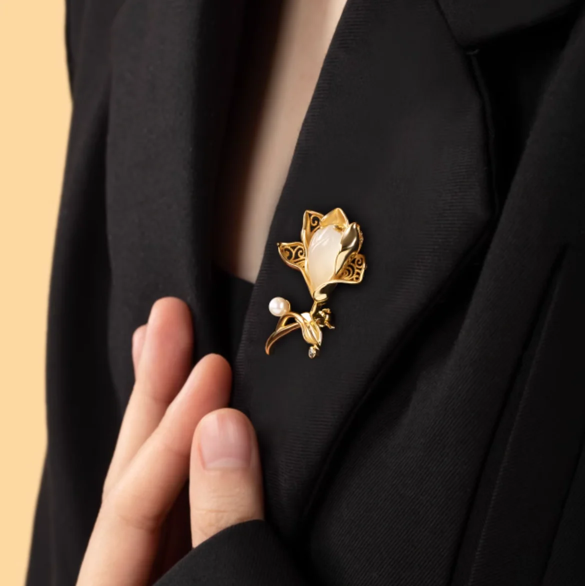 Yu Lan Magnolia Artwork Brooch Gift Set - Image 11