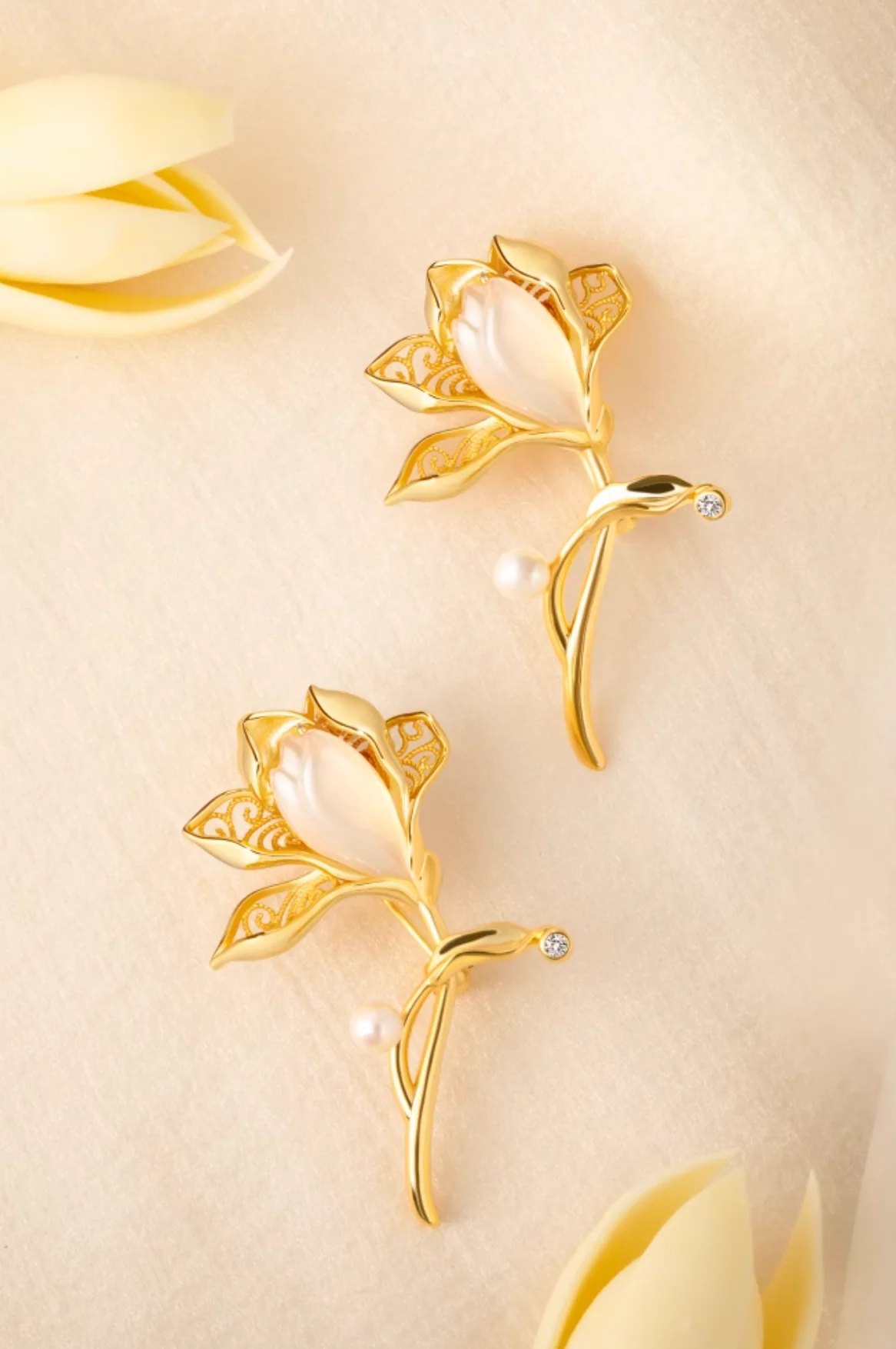Yu Lan Magnolia Artwork Brooch Gift Set - Image 3