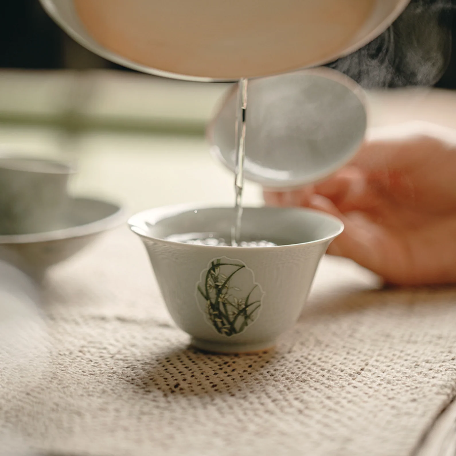 Gu Qing Window Orchid Covered Tea Cup - Image 3