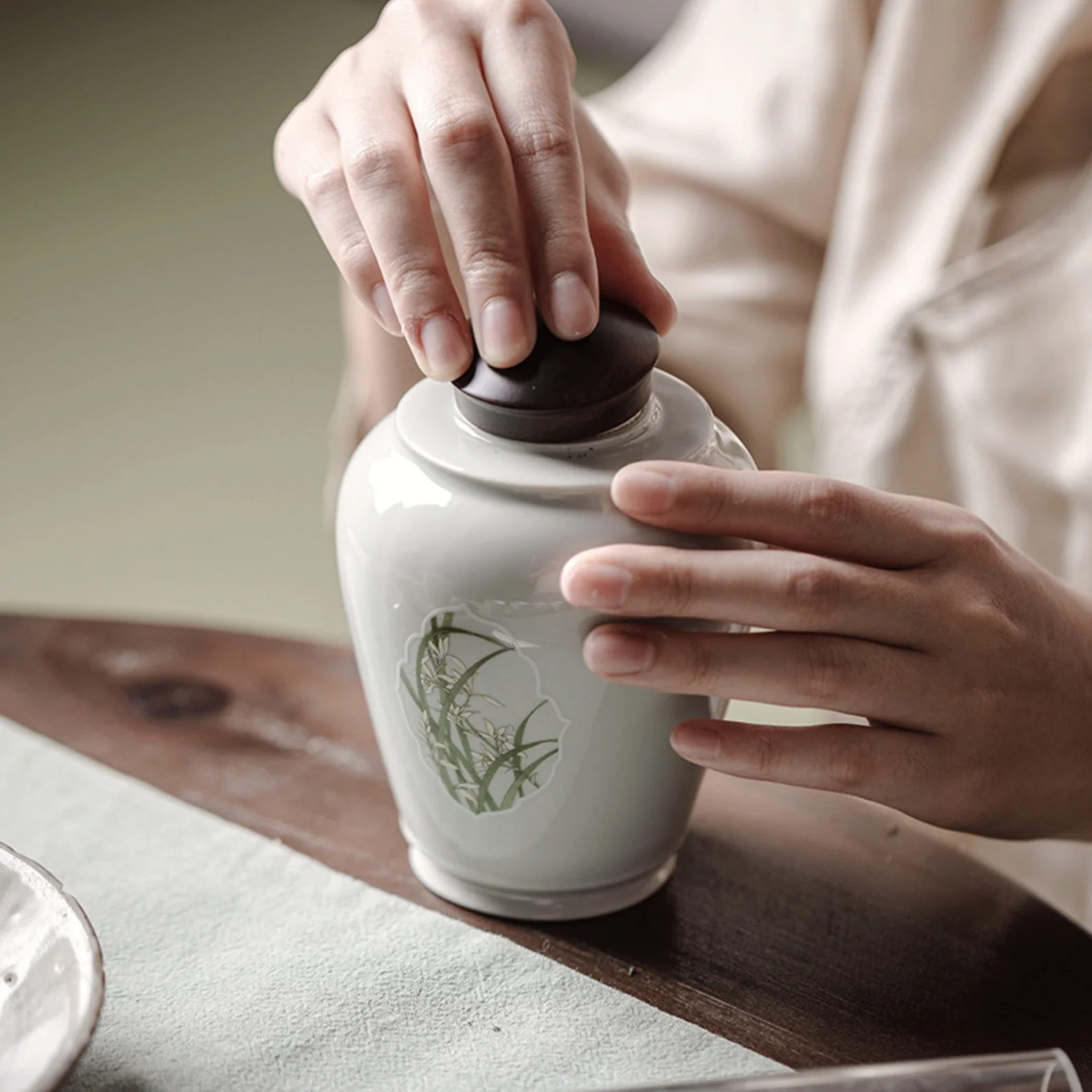 Gu Qing Window Orchid Tea Canister - Image 5