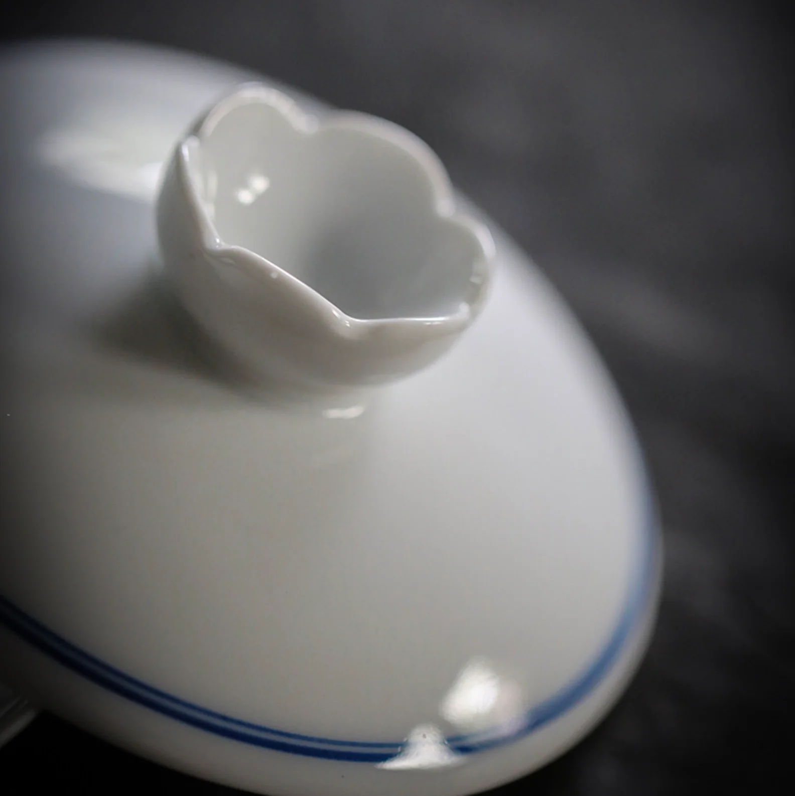 Qing Hua Lotus Petal Covered Bowl (盖碗) - Image 4