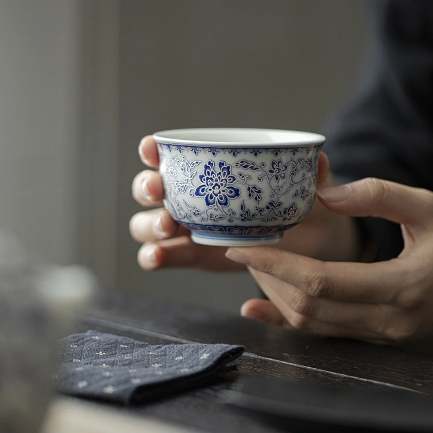 Qing Hua Lotus Vines Round Palm Tea Cup - Image 7